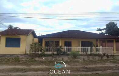 Imagem: A casa possui 4 Dormitórios, 3 Banheiros, 4 Vagas na garagem