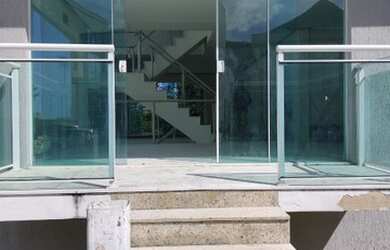 Imagem: A casa em condomínio possui 5 Dormitórios, 5 Banheiros, 350m²