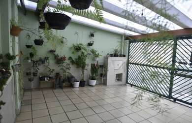 Imagem: A casa possui 3 Dormitórios, 1 Banheiro, 2 Vagas na garagem