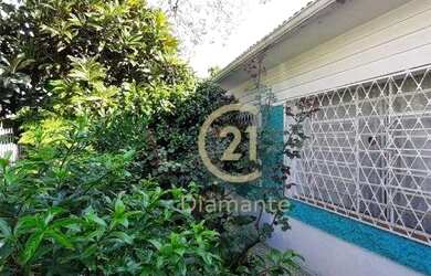 Imagem: A casa possui 3 Dormitórios, 2 Banheiros, 2 Vagas na garagem