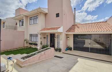 Imagem: A casa possui 3 Dormitórios, 3 Banheiros, 3 Vagas na garagem