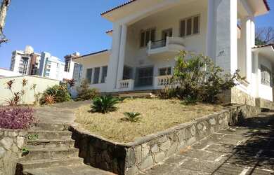 Imagem: A casa possui 5 Dormitórios, 4 Banheiros, 5 Vagas na garagem