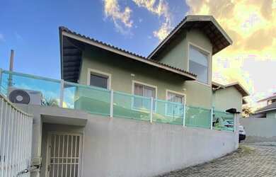 Imagem: A casa possui 3 Dormitórios, 4 Banheiros, 2 Vagas na garagem