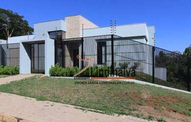 Imagem: A casa possui 3 Dormitórios, 2 Banheiros, 4 Vagas na garagem