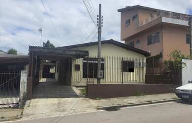 Imagem: A casa possui 5 Dormitórios, 3 Banheiros, 4 Vagas na garagem