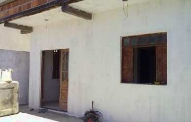 Imagem: A casa possui 2 Dormitórios, 2 Banheiros, 2 Vagas na garagem