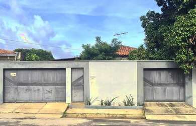 Imagem: A casa possui 4 Dormitórios, 2 Banheiros, 3 Vagas na garagem