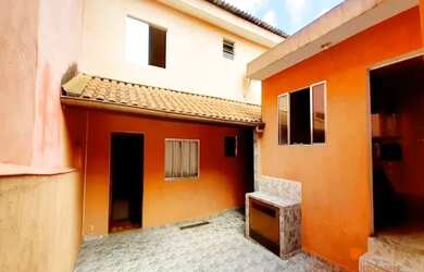 Imagem: A casa possui 2 Dormitórios, 2 Banheiros, 2 Vagas na garagem