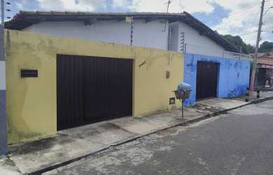 Imagem: A casa possui 2 Dormitórios, 1 Banheiro, 1 Vaga na garagem