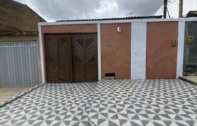 Imagem: A casa possui 4 Dormitórios, 3 Banheiros, 2 Vagas na garagem