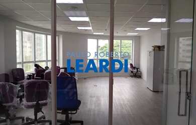 Imagem: O depósito possui 2 Vagas na garagem e 86m² de Área e está