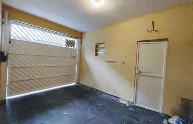 Imagem: A casa possui 3 Dormitórios, 2 Banheiros, 1 Vaga na garagem