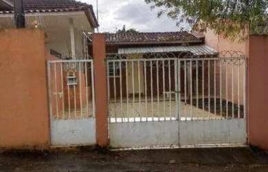 Imagem: A casa possui 2 Dormitórios, 1 Banheiro, 2 Vagas na garagem