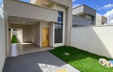 Imagem: A casa possui 2 Dormitórios, 1 Banheiro, 2 Vagas na garagem