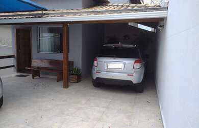 Imagem: A casa possui 3 Dormitórios, 3 Banheiros, 4 Vagas na garagem