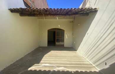 Imagem: A casa possui 2 Dormitórios, 1 Banheiro, 1 Vaga na garagem