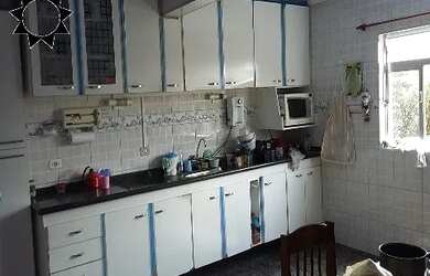 Imagem: A casa possui 4 Dormitórios, 2 Banheiros, 2 Vagas na garagem