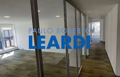 Imagem: O depósito possui 2 Vagas na garagem, 290m² de Área e está