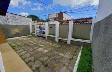 Imagem: A casa possui 2 Dormitórios, 3 Banheiros, 2 Vagas na garagem