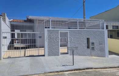 Imagem: A casa possui 3 Dormitórios, 2 Banheiros, 3 Vagas na garagem