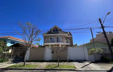 Imagem: A casa possui 4 Dormitórios, 5 Banheiros, 4 Vagas na garagem