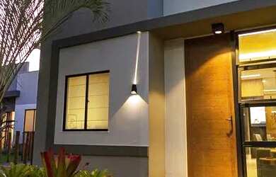 Imagem: A casa possui 2 Dormitórios, 1 Banheiro e 2 Vagas na garagem