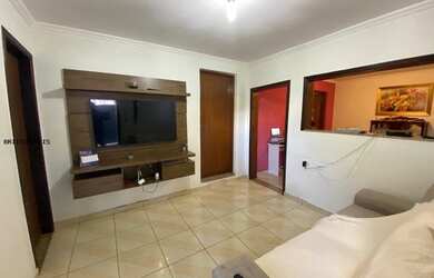 Imagem: A casa possui 3 Dormitórios, 2 Banheiros, 2 Vagas na garagem