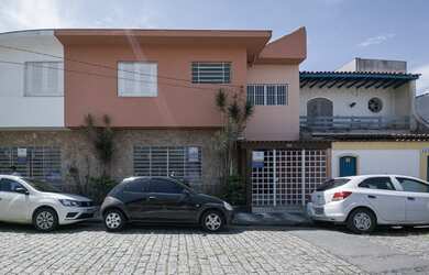 Imagem: A casa possui 3 Dormitórios, 2 Banheiros, 171m² de Área e