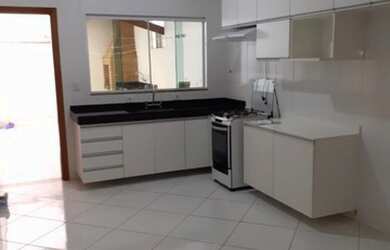 Imagem: A casa possui 3 Dormitórios, 2 Banheiros, 2 Vagas na garagem