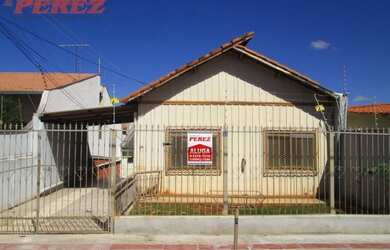 Imagem: A casa possui 3 Dormitórios, 1 Banheiro, 2 Vagas na garagem