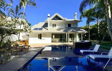 Imagem: A casa possui 3 Dormitórios, 4 Banheiros, 304m² de Área e