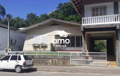 Imagem: A casa possui 3 Dormitórios, 2 Banheiros, 1 Vaga na garagem