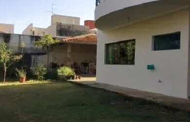 Imagem: A casa possui 4 Dormitórios, 5 Banheiros, 4 Vagas na garagem