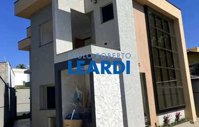 Imagem: A casa possui 3 Dormitórios, 4 Banheiros, 2 Vagas na garagem