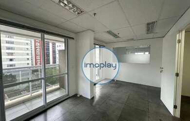 Imagem: O depósito possui 4 Vagas na garagem, 157m² de Área e está