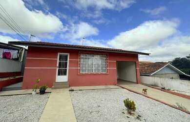 Imagem: A casa possui 3 Dormitórios, 1 Banheiro, 2 Vagas na garagem