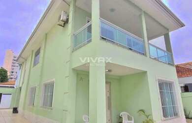 Imagem: A casa possui 3 Dormitórios, 2 Banheiros, 3 Vagas na garagem