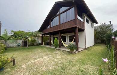 Imagem: A casa possui 4 Dormitórios, 2 Banheiros, 4 Vagas na garagem