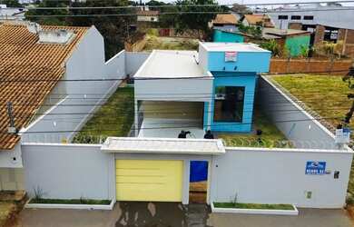 Imagem: A casa possui 3 Dormitórios, 3 Banheiros, 2 Vagas na garagem