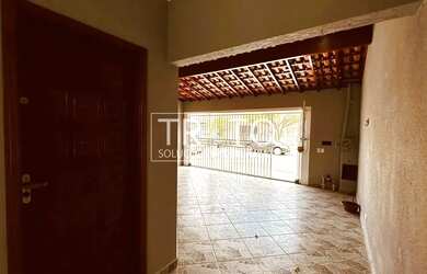 Imagem: A casa possui 2 Dormitórios, 2 Banheiros, 2 Vagas na garagem