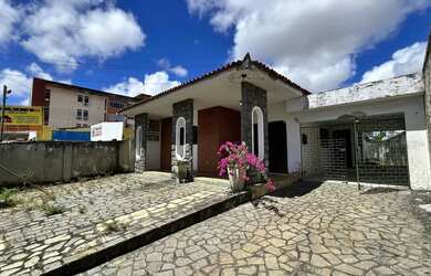 Imagem: A casa possui 3 Dormitórios, 1 Banheiro, 1 Vaga na garagem