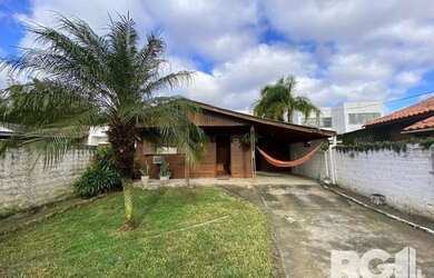 Imagem: A casa possui 2 Dormitórios, 1 Banheiro, 1 Vaga na garagem