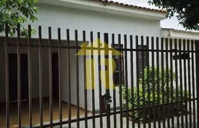 Imagem: A casa possui 2 Dormitórios, 1 Banheiro, 2 Vagas na garagem