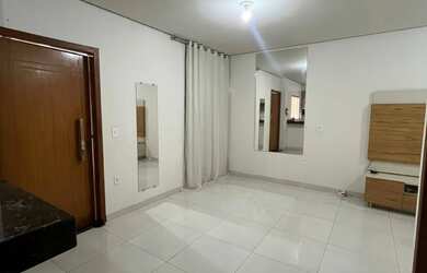 Imagem: A casa possui 3 Dormitórios, 3 Banheiros, 2 Vagas na garagem