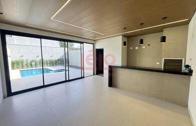 Imagem: A casa possui 3 Dormitórios, 3 Banheiros, 3 Vagas na garagem