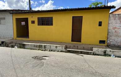 Imagem: A casa possui 4 Dormitórios, 2 Banheiros, 120m² de Área