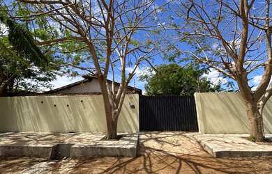 Imagem: A casa possui 3 Dormitórios, 3 Banheiros, 3 Vagas na garagem