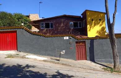 Imagem: A casa possui 3 Dormitórios, 3 Banheiros, 3 Vagas na garagem