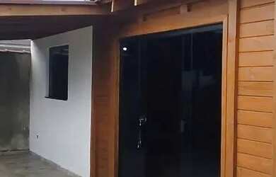 Imagem: A casa possui 3 Dormitórios, 1 Banheiro, 1 Vaga na garagem