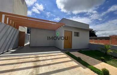 Imagem: A casa possui 3 Dormitórios, 3 Banheiros, 2 Vagas na garagem